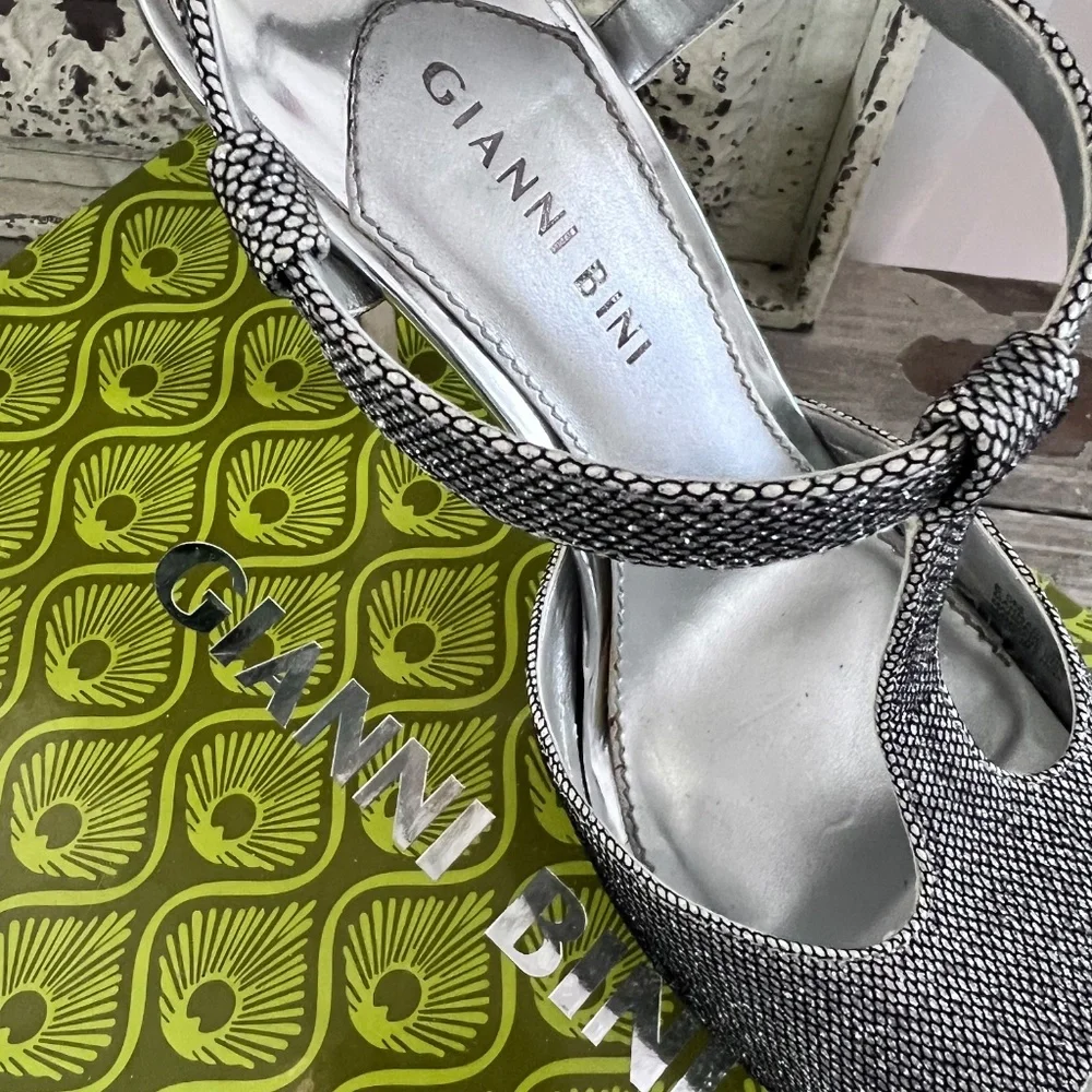 Gianni Bini Metallic Silver Platform Heels. - Picture 7 of 11